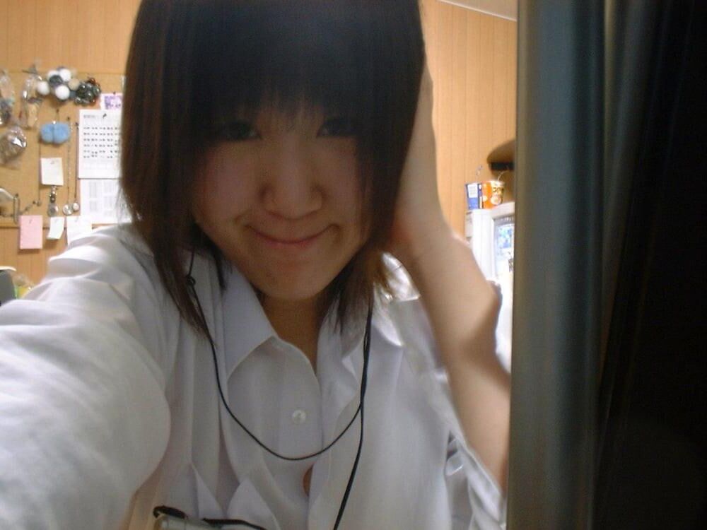 学校の制服を着た日本のファックおもちゃ