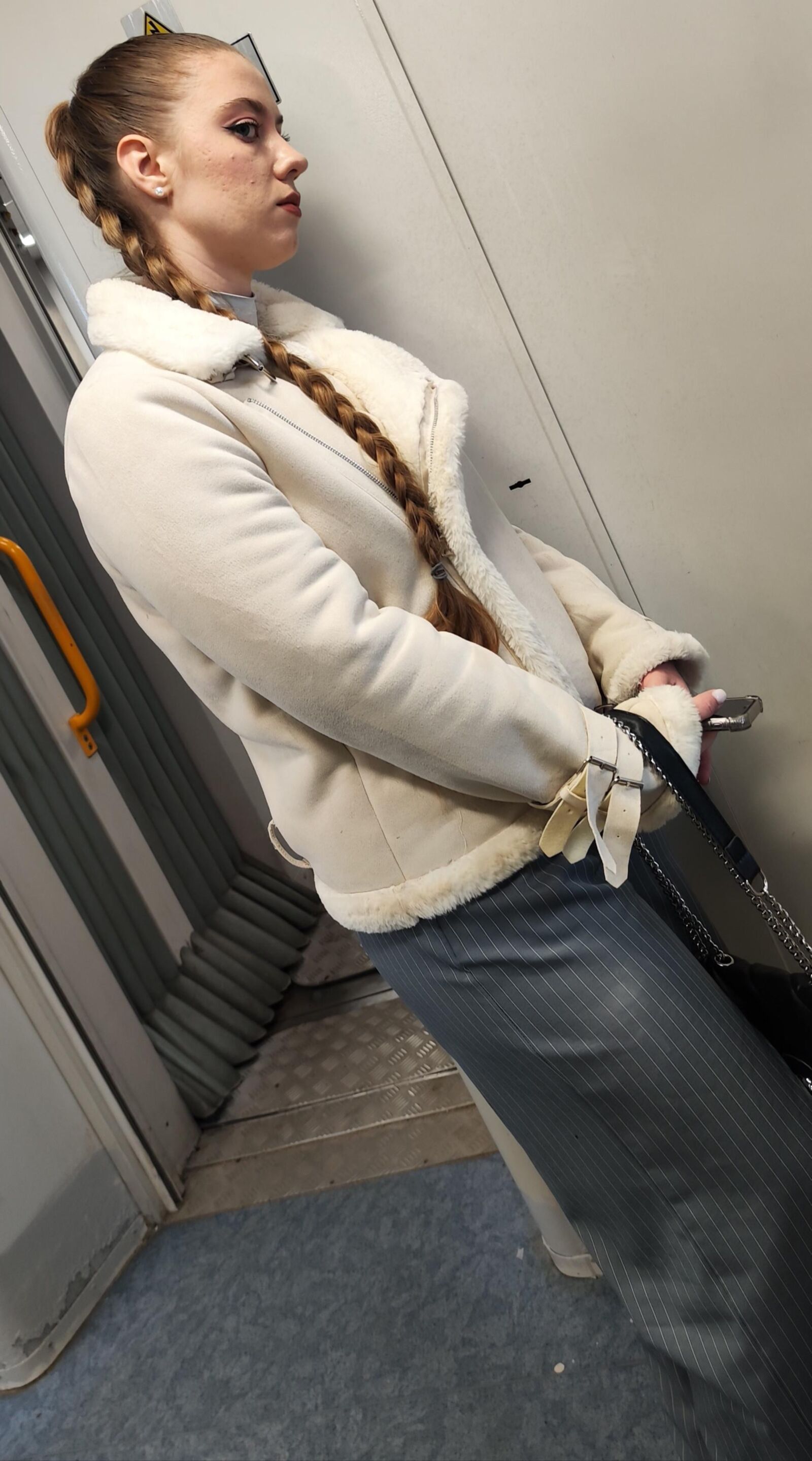 赤い頭は大きなズボンの腰を隠しています
