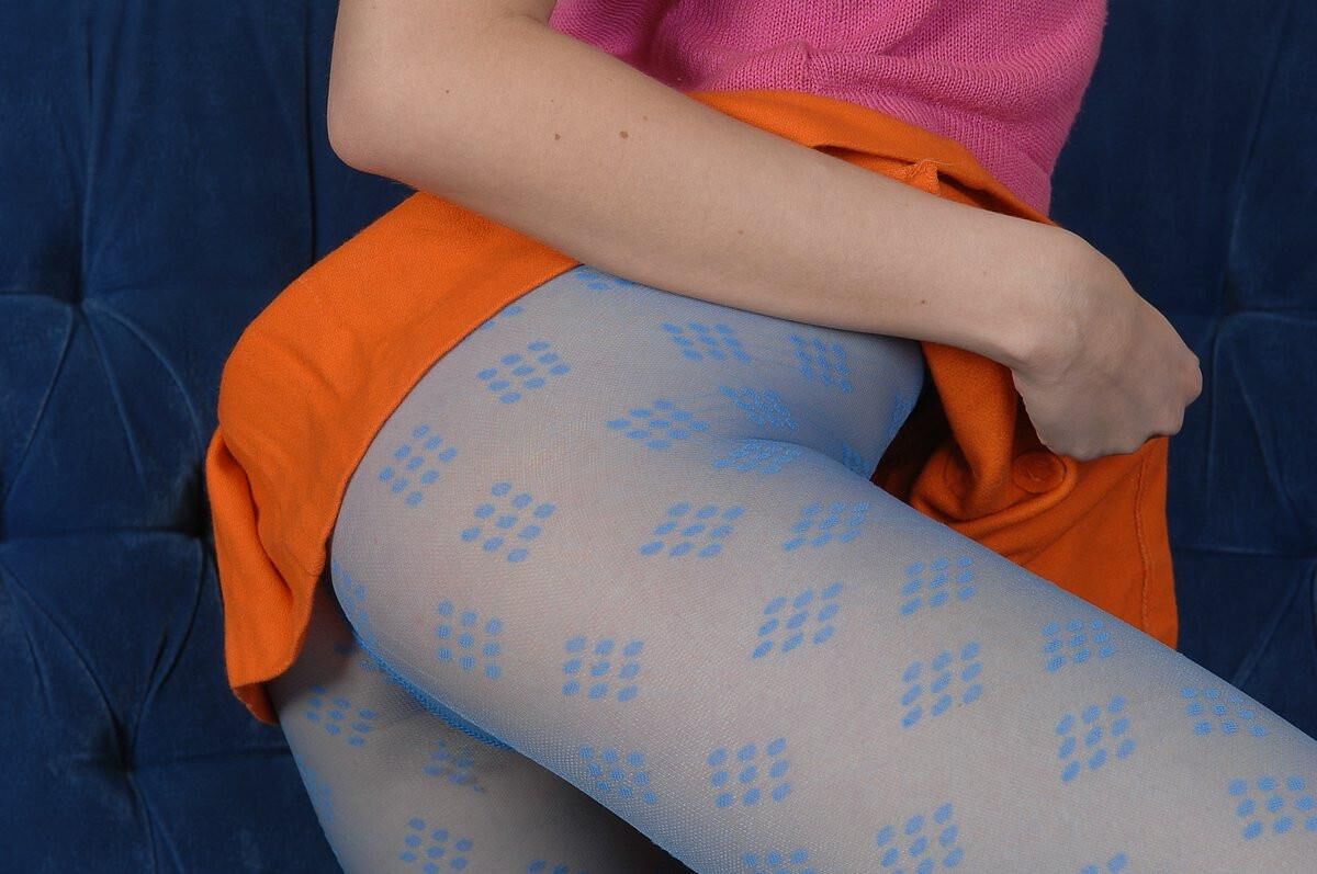 Pelirroja en pantimedias azules