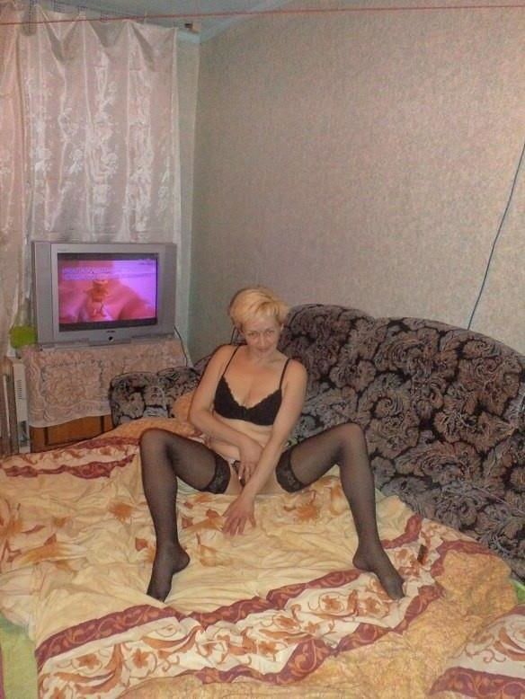 ロシアのスラビヤンカの成熟したエレナがポーズをとっています