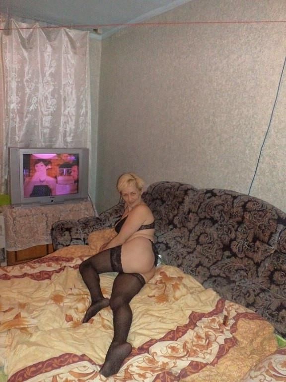 ロシアのスラビヤンカの成熟したエレナがポーズをとっています