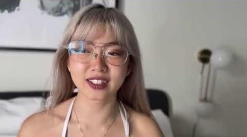 Mila sexy niedliche tätowierte japanische Mädchen mit Brille gemischt heiße Schuh