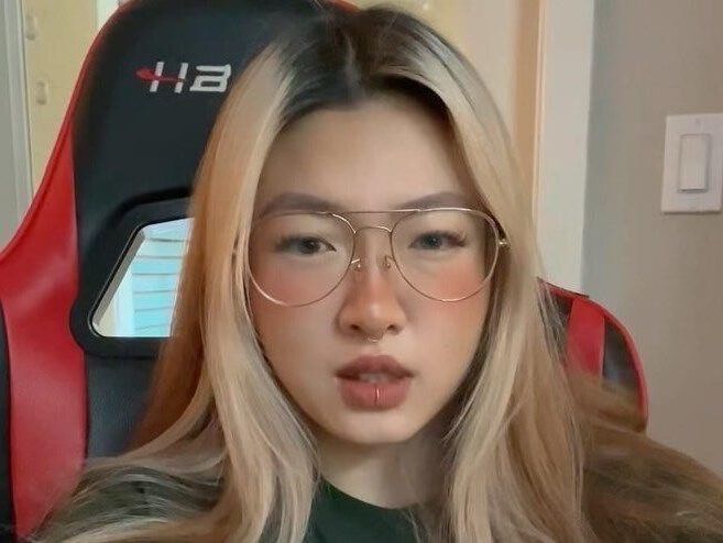 Mila sexy niedliche tätowierte japanische Mädchen mit Brille gemischt heiße Schuh