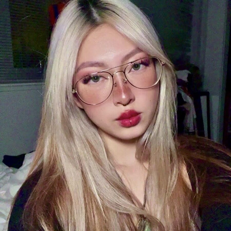 Mila sexy niedliche tätowierte japanische Mädchen mit Brille gemischt heiße Schuh