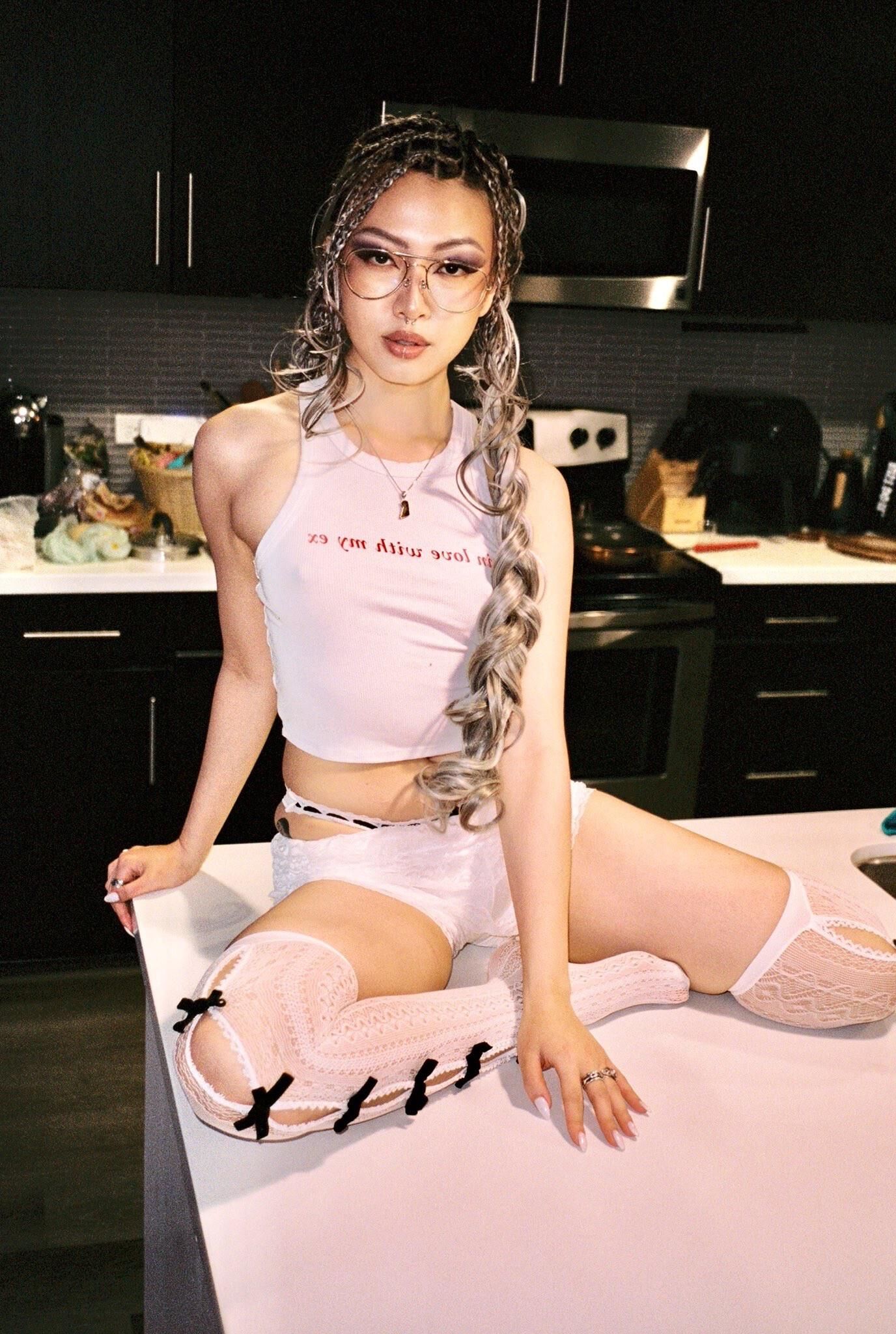 Mila sexy niedliche tätowierte japanische Mädchen mit Brille gemischt heiße Schuh