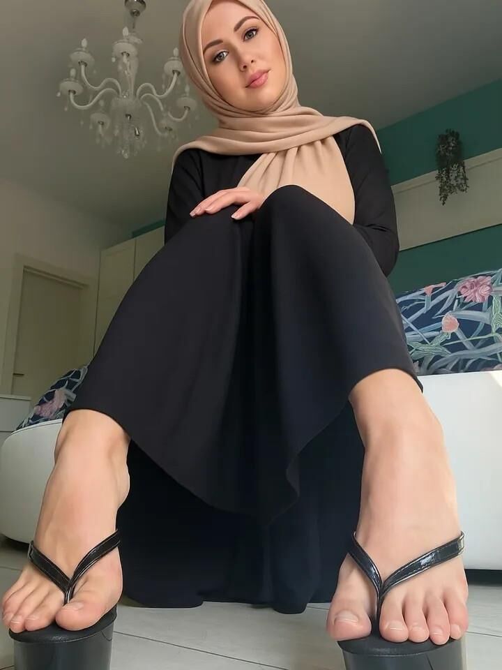 Hijab Veiled feet saying come to kiss me, fuck me, cum on me
