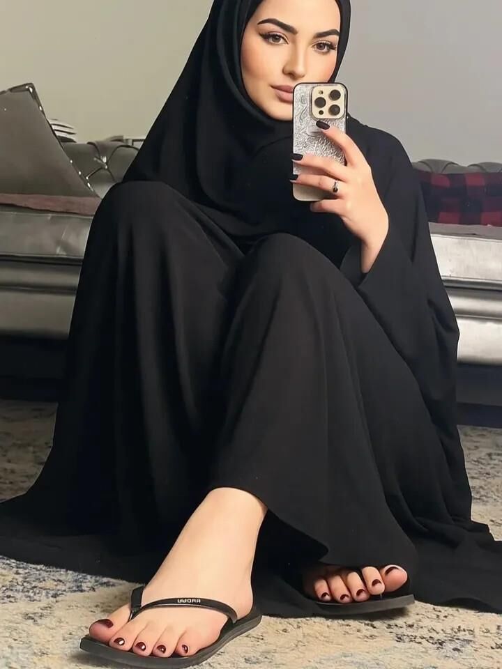Hijab Veiled feet saying come to kiss me, fuck me, cum on me